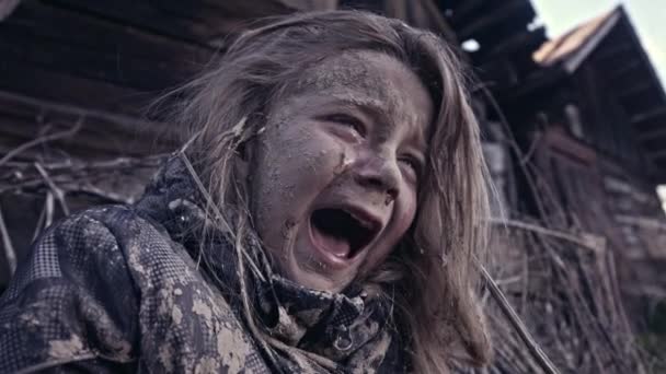 Грязная Бездомная Девушка Плачет Возле Заброшенного Здания — стоковое видео