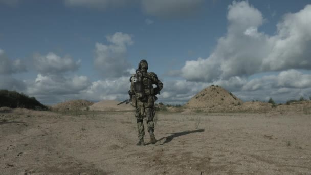 Back View Guerreiro Armado Solitário Proteção Química Vagando Pelo Deserto — Vídeo de Stock