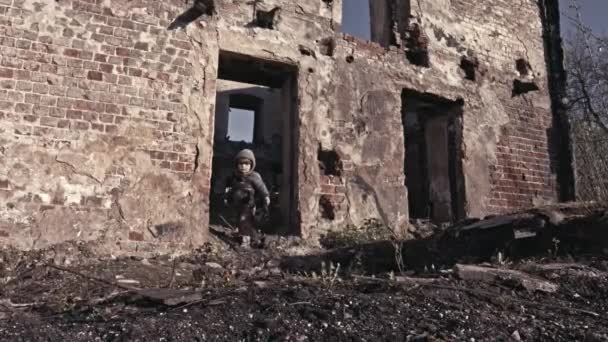 放棄された建物の横にある小さな汚いホームレスの少年 — ストック動画