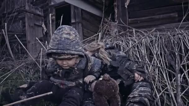 Piccoli Fratelli Senzatetto Sporchi Che Piangono Accanto All Edificio Abbandonato — Video Stock