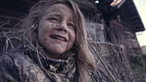 小肮脏的无家可归的女孩哭旁边废弃的建筑 — 图库视频影像
