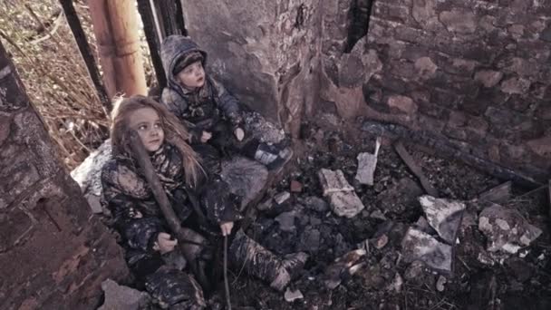 小肮脏的无家可归的兄弟姐妹在废弃的建筑令人沮丧 — 图库视频影像
