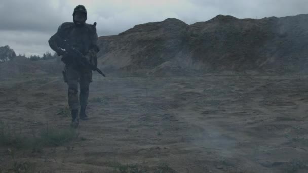 Одинокий Вооруженный Воин Области Химической Защиты Бродит Пустыням Концепция Апокалипсиса — стоковое видео