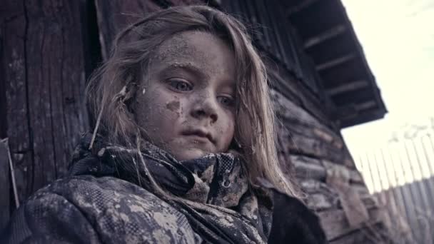 Brudna Dziewczyna Bezdomnych Płacz Przy Opuszczonym Budynku — Wideo stockowe