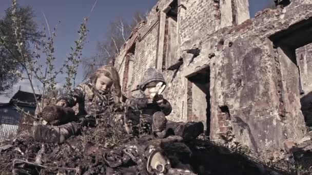 Piccoli Fratelli Senzatetto Sporchi Giocare Con Giocattoli — Video Stock