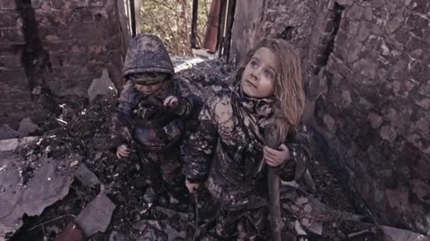 Маленькие Грязные Бездомные Братья Сестры Разочаровывают Заброшенном Здании — стоковое видео