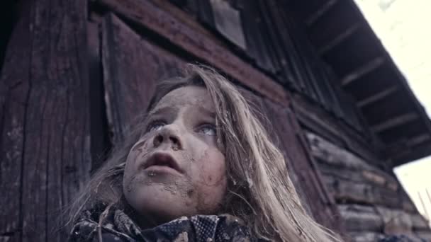 横に泣いている汚いホームレス少女放棄された建物 — ストック動画