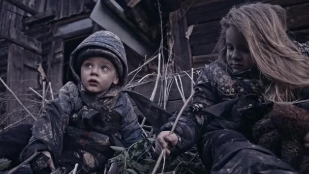 少し汚いホームレス兄弟の横に泣いている放棄された建物 — ストック動画