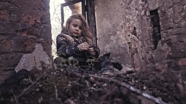 Маленькая Грязная Бездомная Девочка Разочаровывающая Заброшенном Здании — стоковое видео