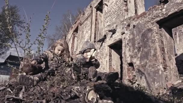 Piccoli Fratelli Senzatetto Sporchi Frustranti Accanto All Edificio Abbandonato — Video Stock