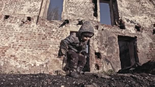 肮脏的无家可归的男孩乱搞周围废弃的建筑 — 图库视频影像