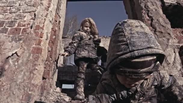 小肮脏的无家可归的兄弟姐妹沮丧旁边废弃的建筑 — 图库视频影像
