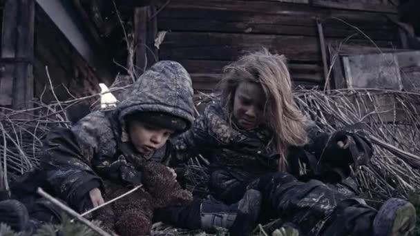 Маленькие Грязные Бездомные Братья Сестры Плачут Возле Заброшенного Здания — стоковое видео