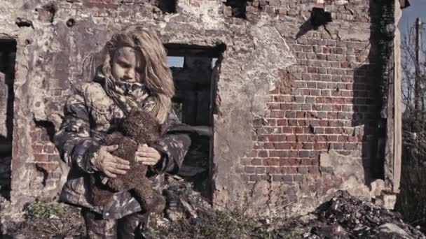 Грустная Грязная Бездомная Девушка Медвежьей Игрушкой Возле Заброшенного Здания — стоковое видео