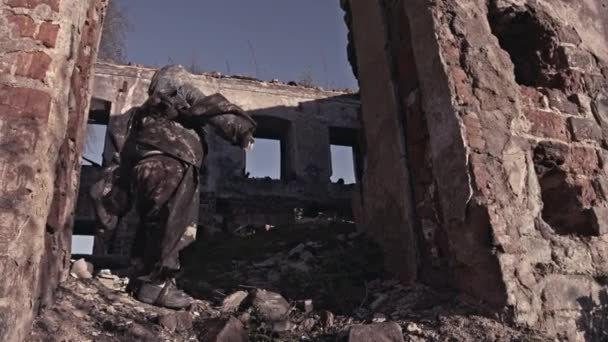 Brudne Bezdomny Boy Brudząc Wokoło Opuszczony Budynek — Wideo stockowe