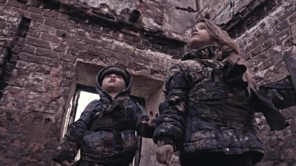 Piccoli Fratelli Senzatetto Sporchi Frustranti Edificio Abbandonato — Video Stock