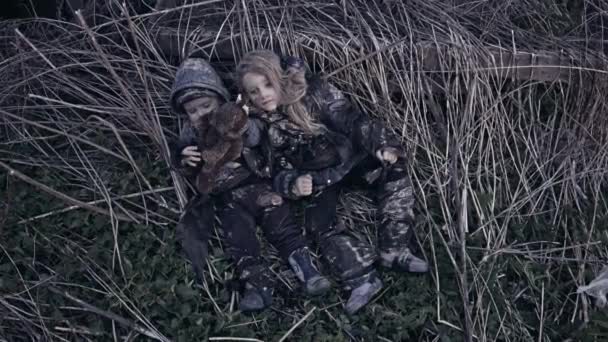 悲伤肮脏的无家可归的兄弟姐妹靠在一起在干草 — 图库视频影像