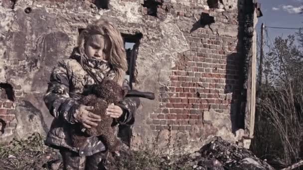 悲伤肮脏的无家可归的女孩与熊玩具旁边废弃的建筑 — 图库视频影像