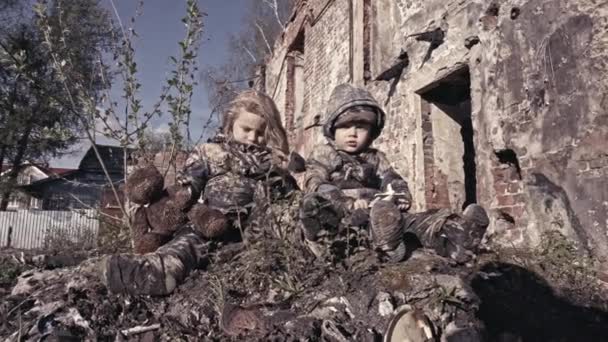 Piccoli Fratelli Senzatetto Sporchi Frustranti Accanto All Edificio Abbandonato — Video Stock