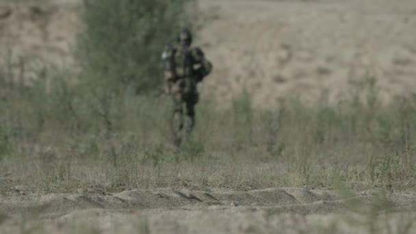 Rückseite Einsamer Bewaffneter Krieger Chemischen Schutz Der Durch Ödnis Wandert — Stockvideo