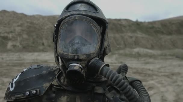 Osamělý Ozbrojený Bojovník Chemické Ochrany Putování Pustina Koncepce Apokalypsy — Stock video