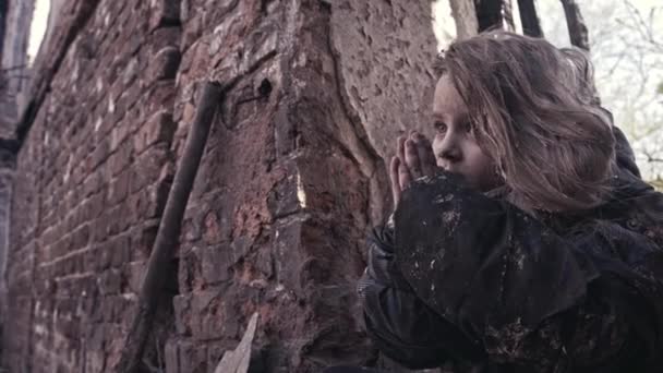 Pouco Sujo Sem Teto Menina Orando Abandonado Edifício — Vídeo de Stock