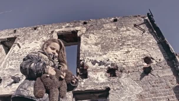 Triste Sale Sans Abri Fille Avec Ours Jouet Côté Bâtiment — Video