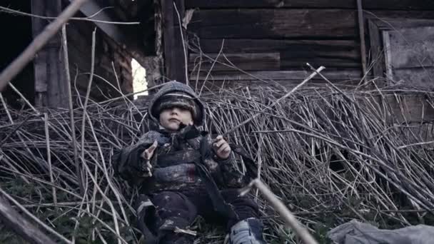 Mało Brudny Bezdomny Boy Obok Opuszczony Budynek — Wideo stockowe