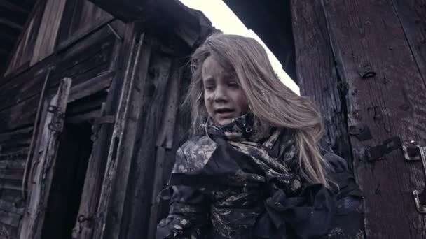 Špinavé Bezdomovce Dívka Pláče Vedle Opuštěné Budovy — Stock video