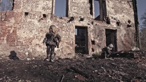 Petits Sans Abri Sales Frères Sœurs Côté Bâtiment Abandonné — Video