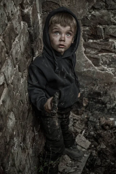 Άστεγοι Βρώμικα Αγόρι Πιστόλι Εγκαταλελειμμένο Κτίριο — Φωτογραφία Αρχείου