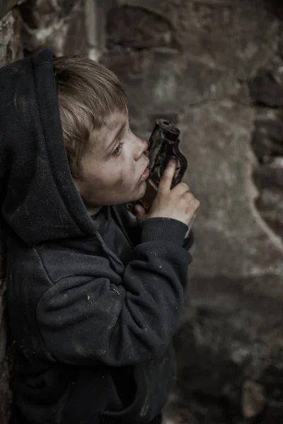 Бездомный Грязный Мальчик Пистолетом Заброшенном Здании — стоковое фото