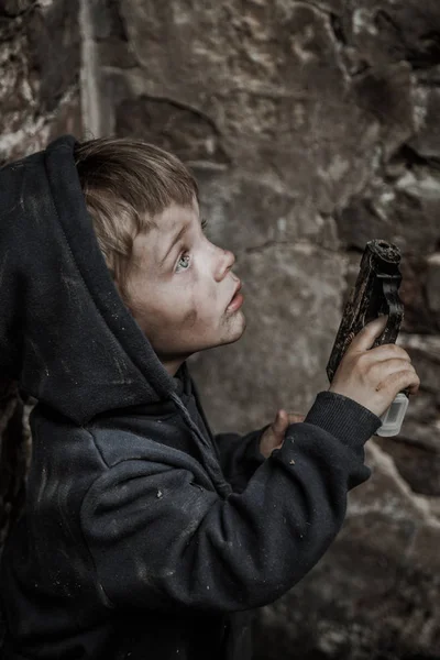 Бездомний Брудний Хлопчик Пістолетом Покинутій Будівлі — стокове фото