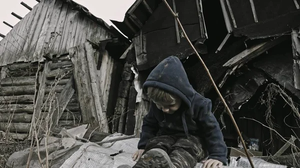 Άστεγοι Βρώμικα Αγόρι Κάθεται Δίπλα Εγκαταλελειμμένο Κτίριο — Φωτογραφία Αρχείου