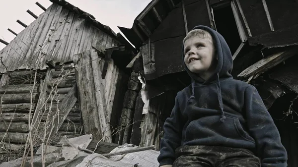 Yanında Terk Edilmiş Binada Oturan Evsiz Kirli Çocuk — Stok fotoğraf