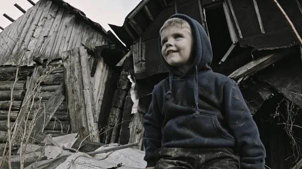 Niño Huérfano Sin Hogar Sentado Lado Del Edificio Abandonado —  Fotos de Stock