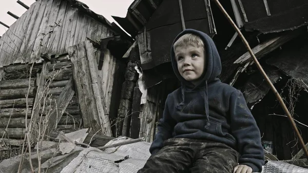 Triste Sem Teto Órfão Menino Sentado Lado Edifício Abandonado — Fotografia de Stock