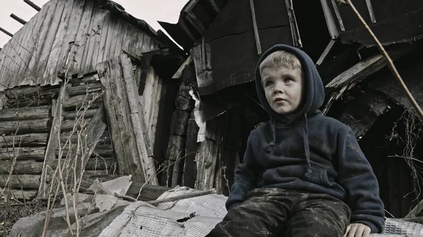 Triste Niño Huérfano Sin Hogar Sentado Lado Del Edificio Abandonado — Foto de Stock
