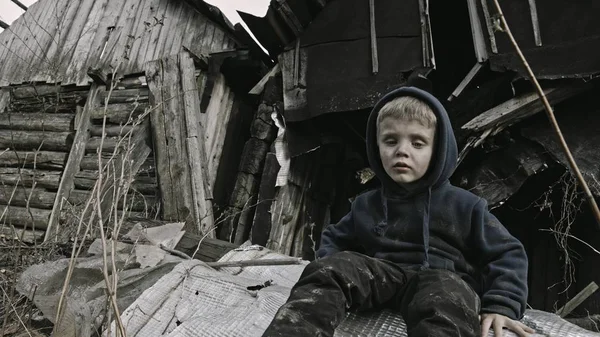 Smutny Bezdomne Sieroty Chłopiec Siedzący Obok Opuszczony Budynek — Zdjęcie stockowe