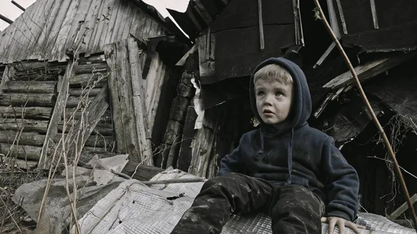 Pequena Criança Órfã Triste Sentado Lado Edifício Abandonado — Fotografia de Stock
