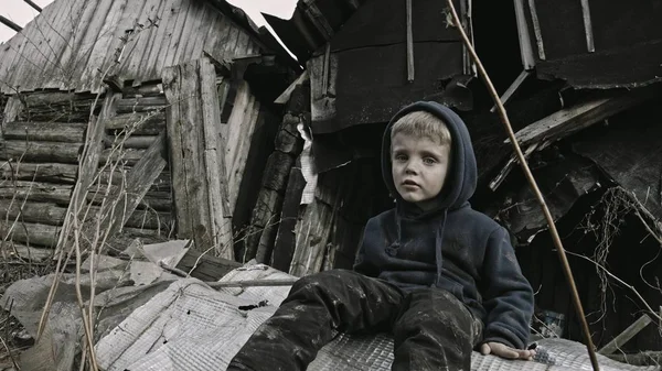 Pequeño Niño Huérfano Triste Sentado Lado Del Edificio Abandonado — Foto de Stock