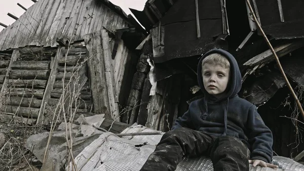 Pequeño Niño Huérfano Triste Sentado Lado Del Edificio Abandonado —  Fotos de Stock