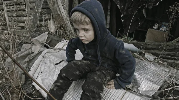 Pequeño Niño Huérfano Triste Sentado Lado Del Edificio Abandonado —  Fotos de Stock