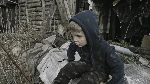 Pequeño Niño Huérfano Triste Sentado Lado Del Edificio Abandonado — Foto de Stock