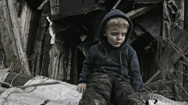 Pequeño Niño Huérfano Triste Sentado Lado Del Edificio Abandonado — Foto de Stock