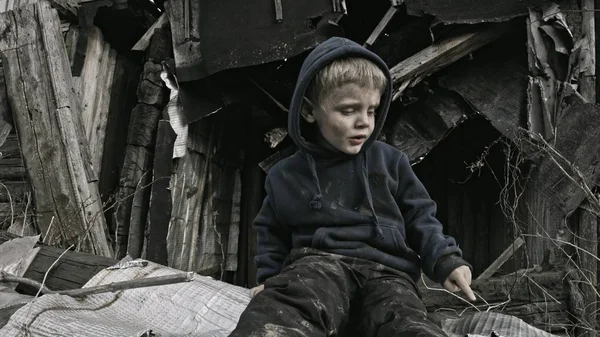 Pequeño Niño Huérfano Triste Sentado Lado Del Edificio Abandonado — Foto de Stock