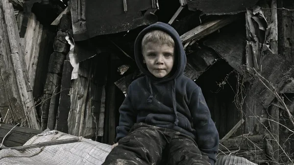Pequeño Niño Huérfano Triste Sentado Lado Del Edificio Abandonado —  Fotos de Stock