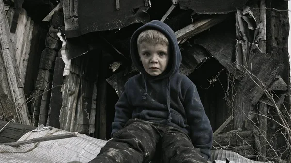 Pequeño Niño Huérfano Triste Sentado Lado Del Edificio Abandonado — Foto de Stock