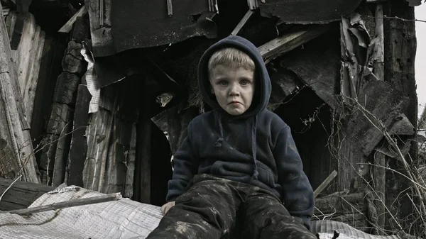 横に泣いているホームレス孤児少年放棄された建物 — ストック写真