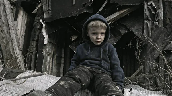 Kleine Dakloze Verweesde Jongen Huilen Naast Verlaten Gebouw — Stockfoto